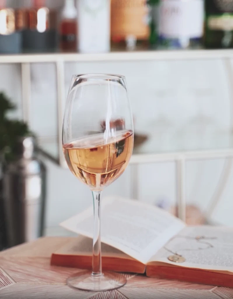 Copa de vino en página de contacto